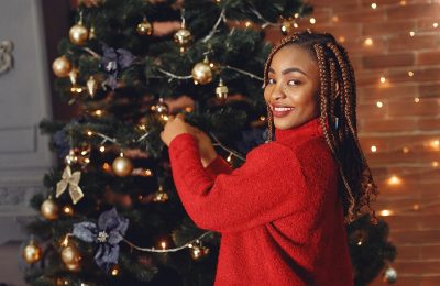 Mulher Negra Montando árvore De Natal