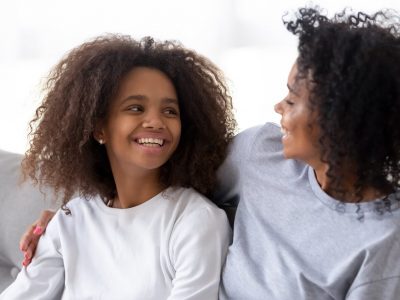 Menina Negra Conversando Com A Mãe